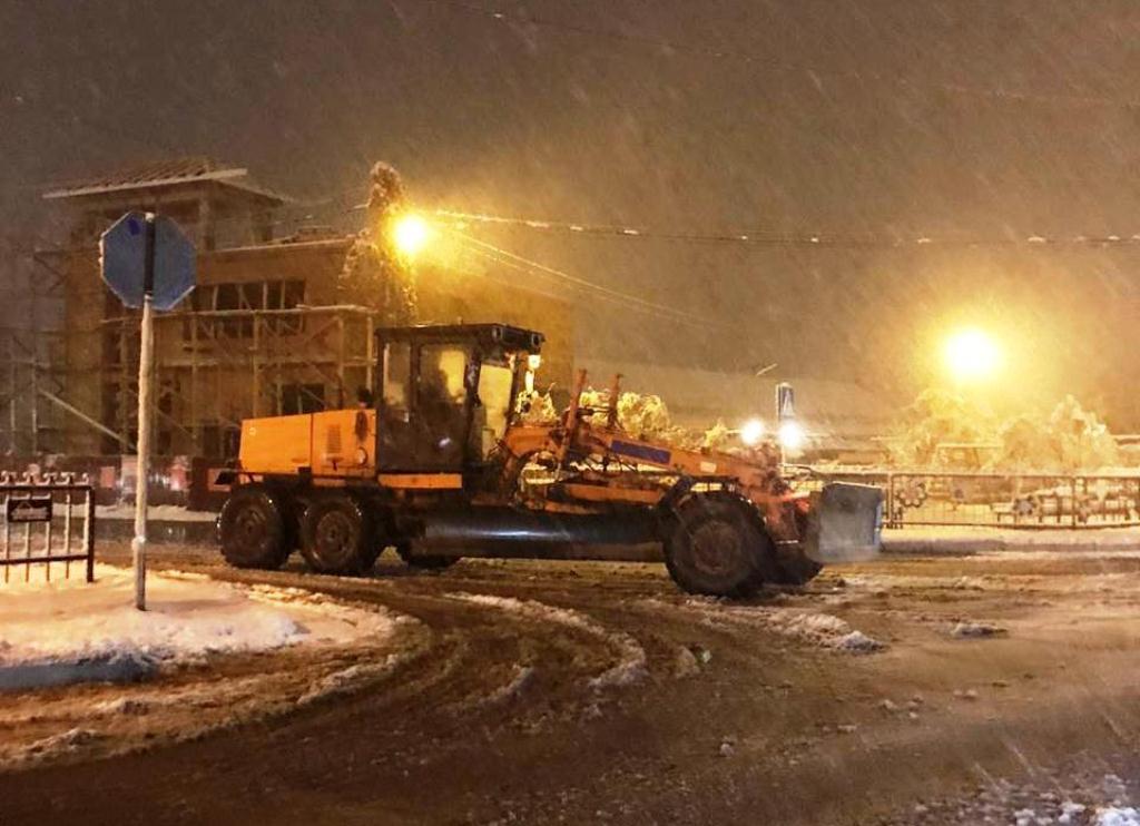 Очищают дороги от снега