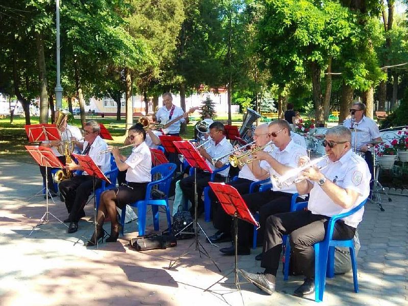 В День пограничника играл духовой оркестр
