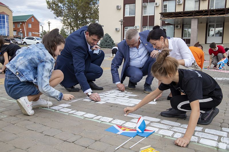 Флешмоб-цвета Усть-Лабинска