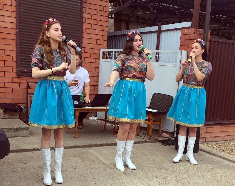 В Усть-Лабинске прошли концерты "с доставкой на дом"