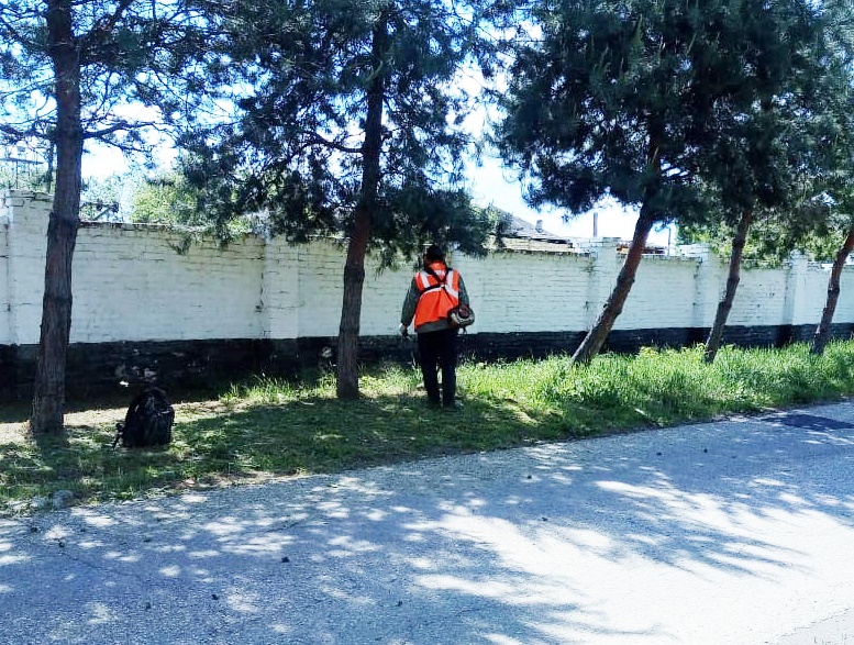 Специалисты продолжают наводить порядок на улицах Усть-Лабинска