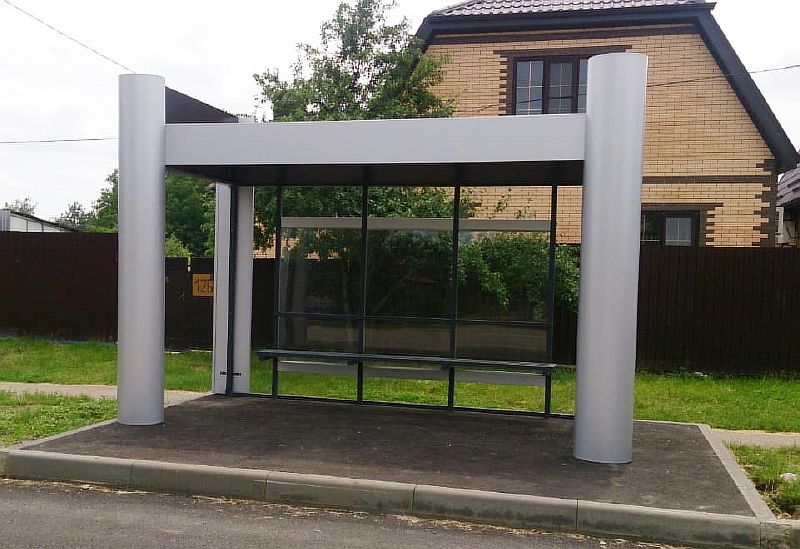 В Усть-Лабинске производится установка остановочных павильонов