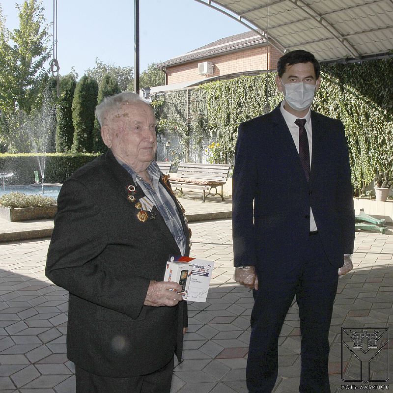 Ветерану ВОВ Василию Скачкову вручили мобильный телефон с оплаченной связью