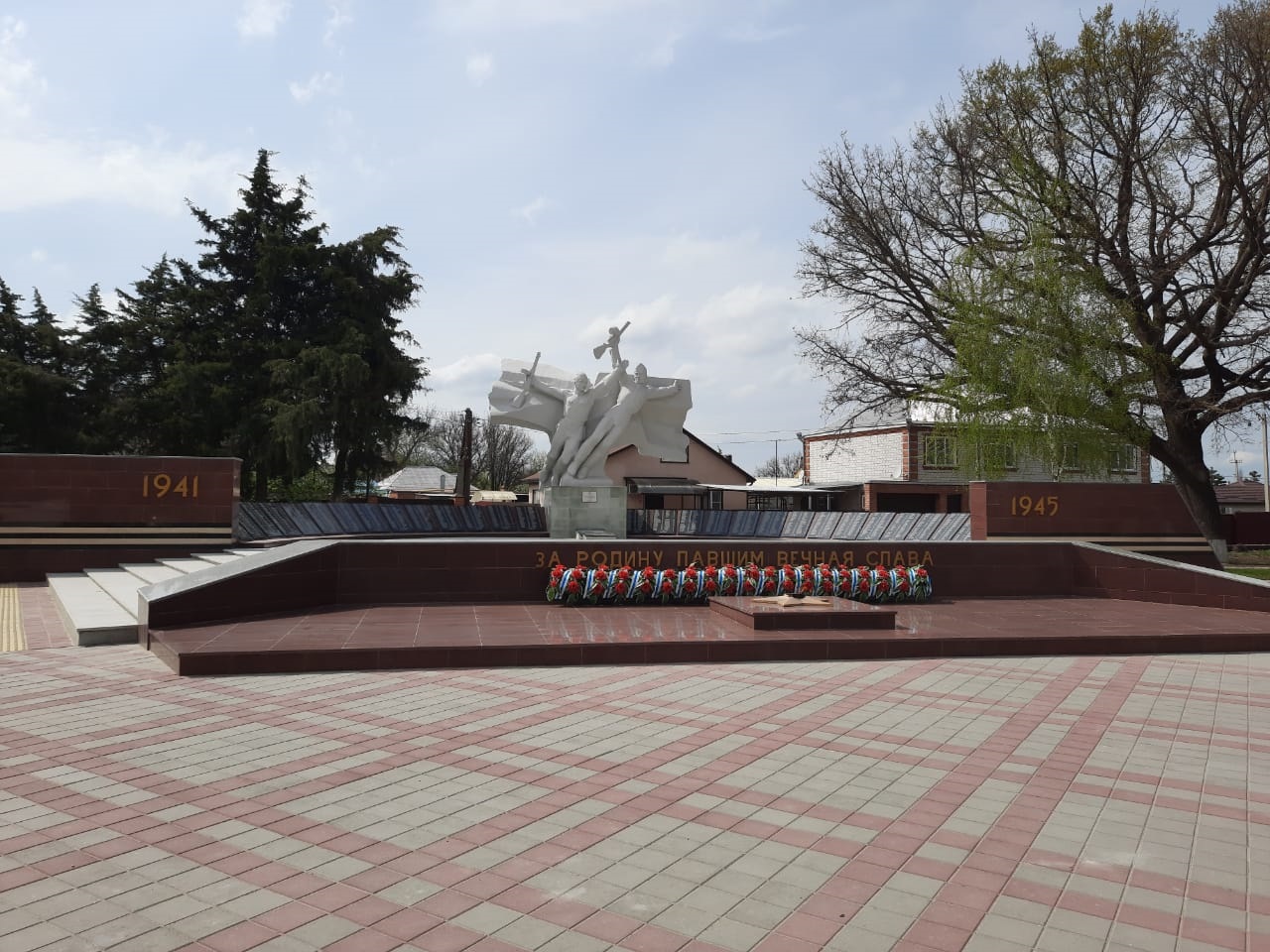 Санитарная уборка на территории воинских захоронений, памятников и мемориалов