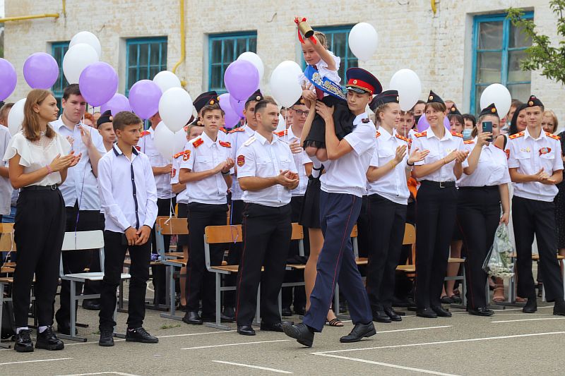 В школах города прошли торжественные линейки