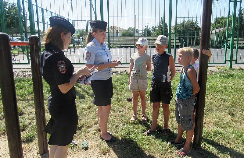 Инспекторы призывают детей к безопасному поведению на дорогах