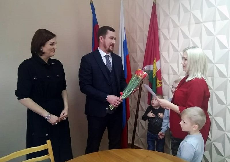 Молодым семьям Усть-Лабинска вручили сертификаты на приобретение жилья