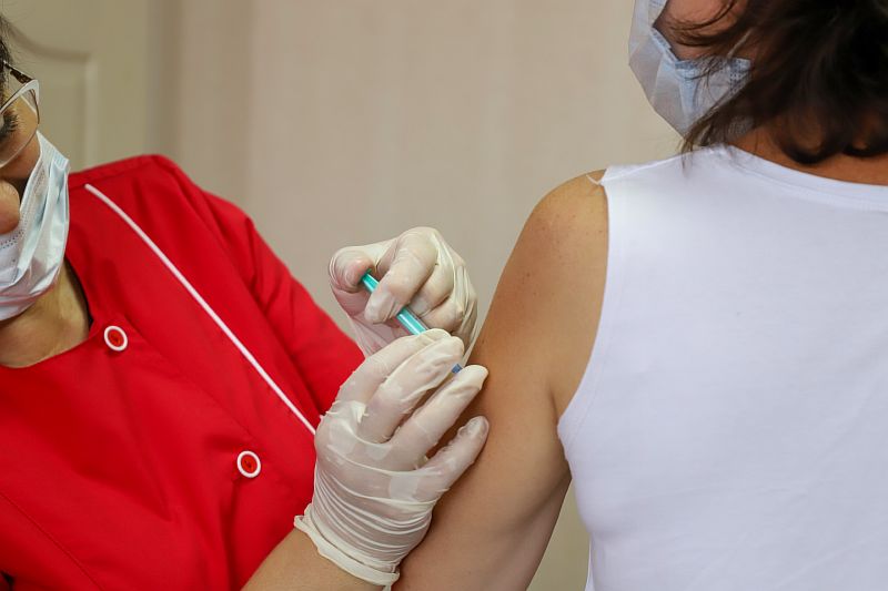 Ревакцинацию от коронавируса прошли более 45 тысяч жителей Кубани