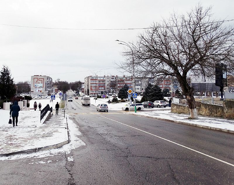 В Усть-Лабинске дороги обработали от снега и льда