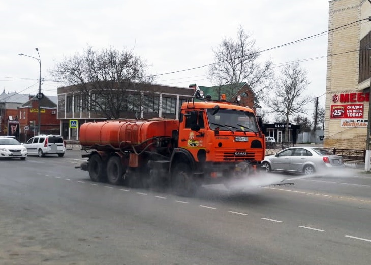 В Усть-Лабинске продолжается обработка улиц