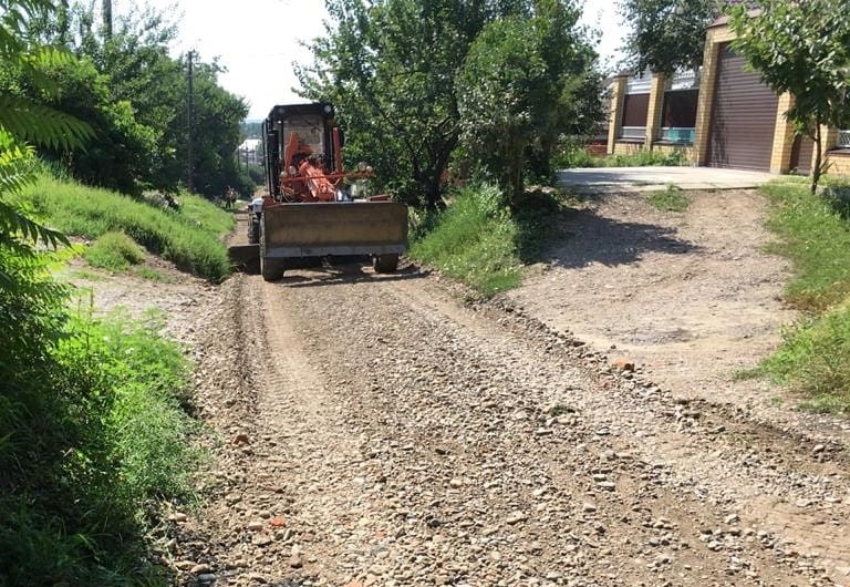 На улицах Усть-Лабинска работает грейдер