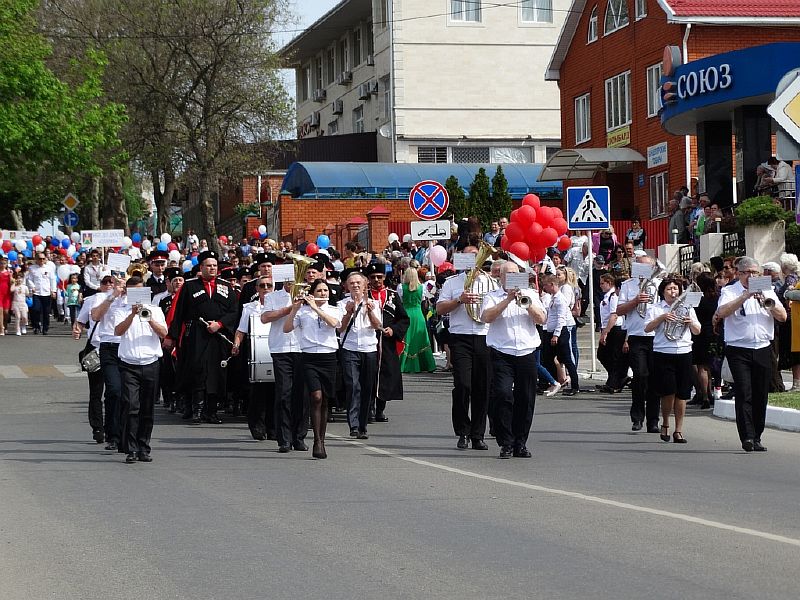 Более 8 тысяч усть-лабинцев приняли участие в Первомайском шествии