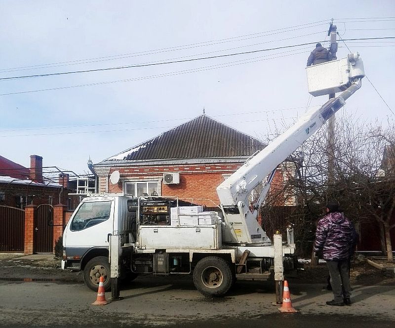 Специалисты продолжают налаживать освещение на улицах Усть-Лабинска