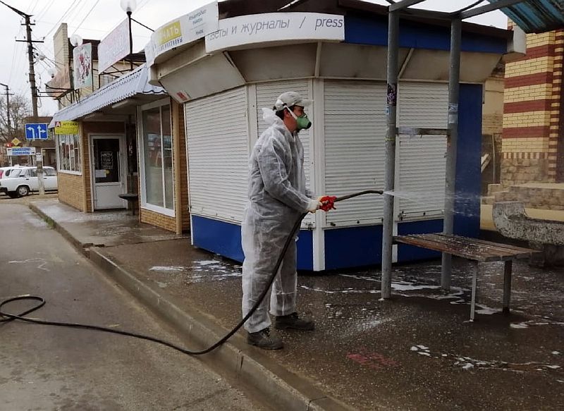 В Усть-Лабинске обрабатывают улицы и подъезды многоквартирных домов