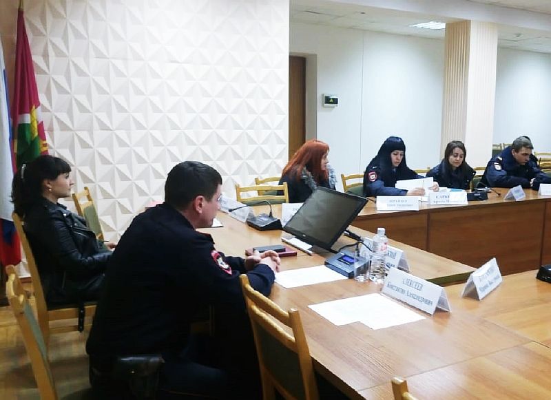 В Усть-Лабинске патрули продолжают следить за соблюдением "детского закона"