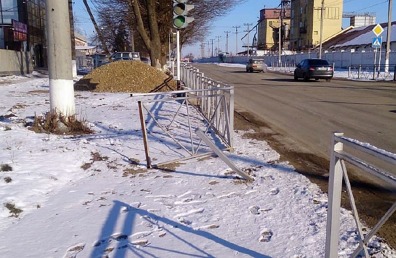 Разыскивается водитель, повредивший пешеходное ограждение по ул. Гагарина в Усть-Лабинске