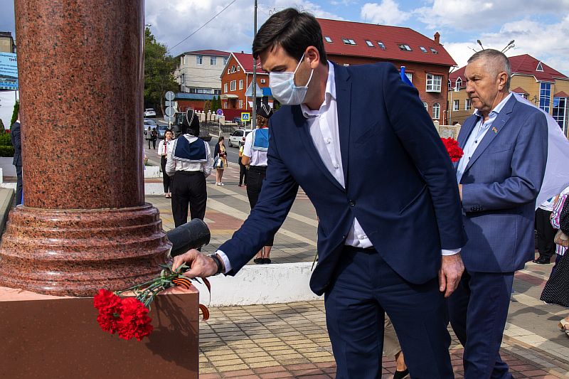 Торжественное возложение цветов к памятнику А.В.Суворову