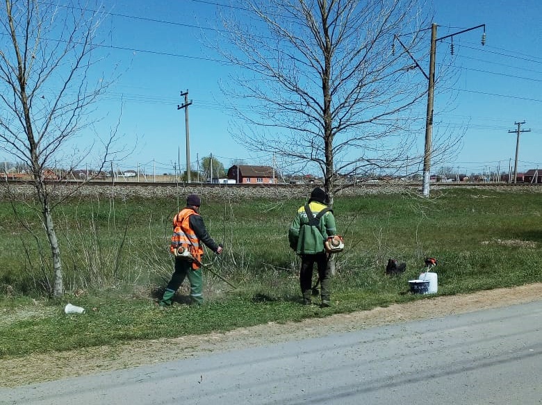 Специалисты продолжают наводить порядок на улицах Усть-Лабинска