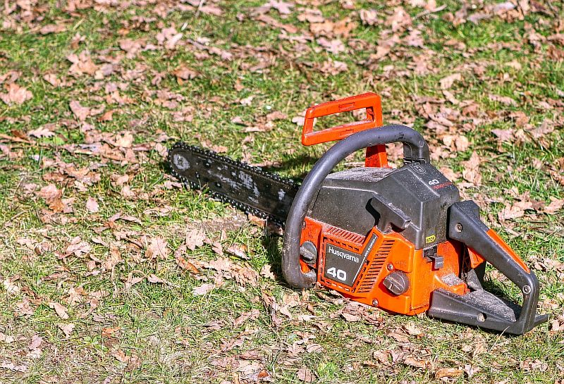 Работы по обрезке деревьев на ул. Ленина