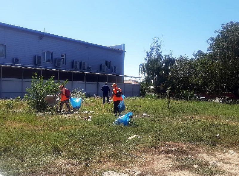 Покос травы и уборка детских площадок на улицах Усть-Лабинского городского поселения