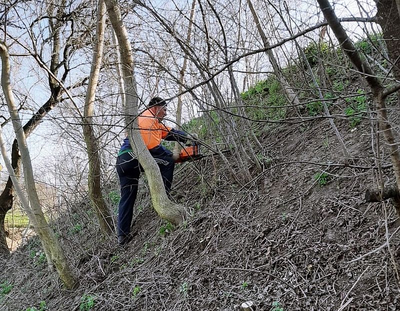 В Усть-Лабинске продолжаются работы по наведению порядка на улицах города