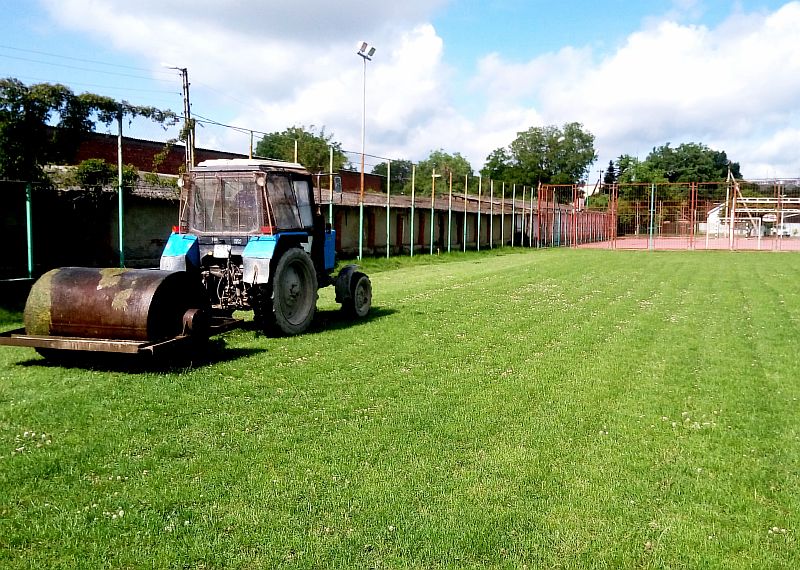 Работы по ремонту и уходу за газонным покрытием футбольного поля на стадионе "Юность"