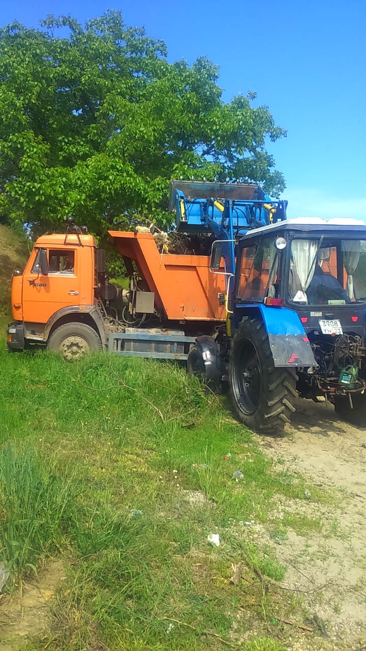 Специалисты продолжают наводить порядок на улицах Усть-Лабинска.