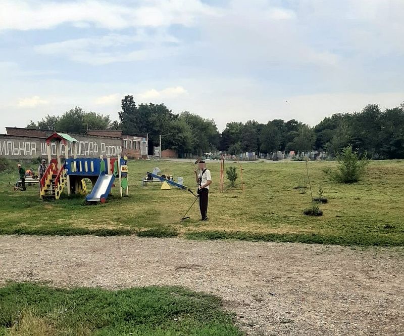 Покос травы на улицах Усть-Лабинска продолжается