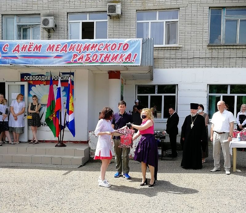 Глава Усть-Лабинска Станислав Гайнюченко принял участие в праздничном концерте, посвящённом Дню медицинского работника