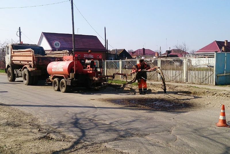 В Усть-Лабинске стартовал ямочный ремонт дорог