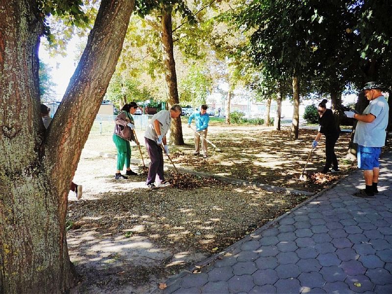 Сотрудники учреждений культуры и спорта приняли активное участие в субботнике