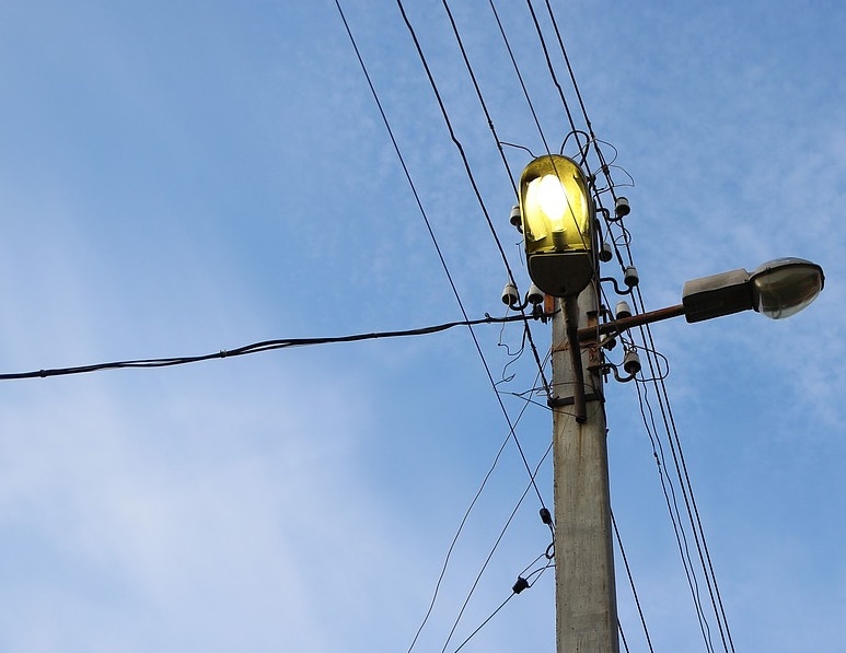 Сильный ветер стал причиной перебоев с уличным освещением в Усть-Лабинске