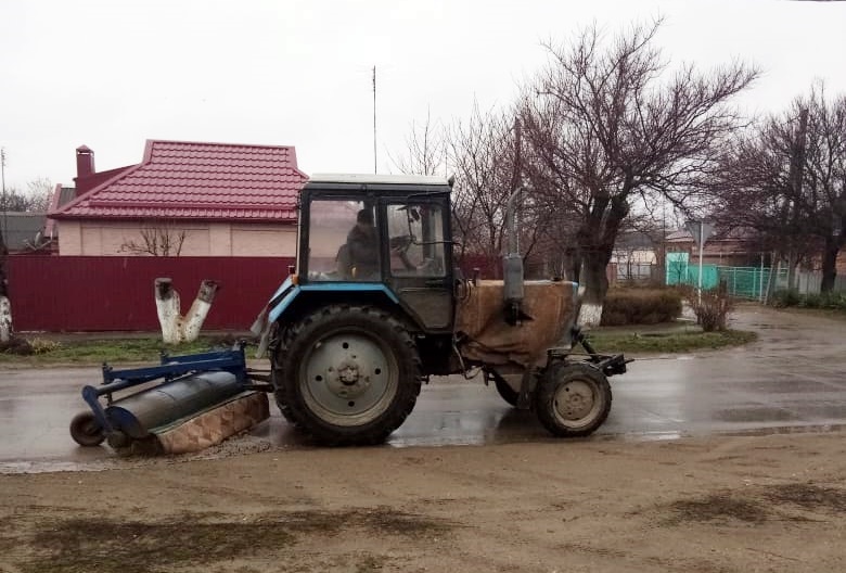 На улицы Усть-Лабинска вышла спецтехника по очистке дорог и обочин