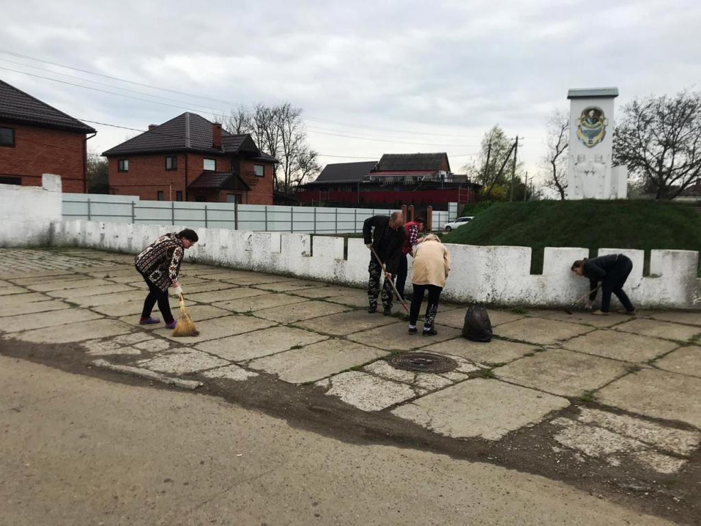 Субботник: не отставала и общественность