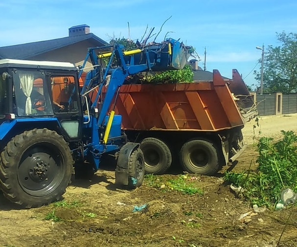Продолжаются работы по устранению несанкционированных свалок на улицах Усть-Лабинска