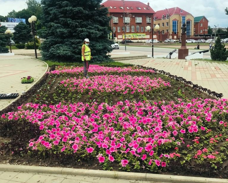 Специалисты продолжают наводить порядок на улицах Усть-Лабинска