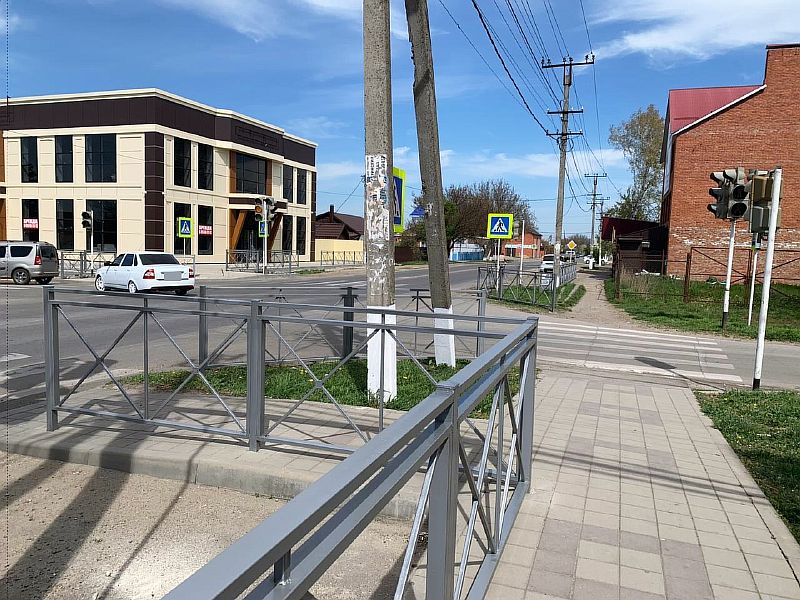 В Усть-Лабинске проведены работы по установке пешеходных ограждений