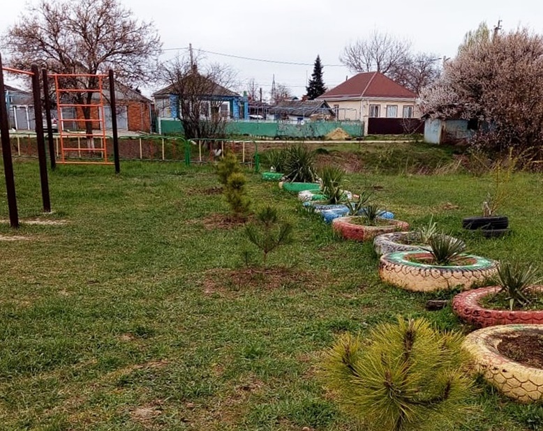 В Усть-Лабинске в рамках акции "Сад памяти" высаживают саженцы деревьев разных пород