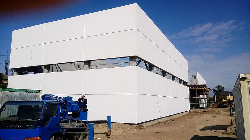 Центр спортивных единоборств: смонтированы стены