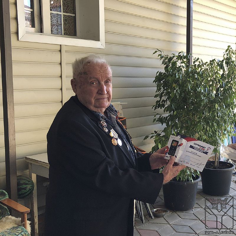 Ветеранам ВОВ вручили мобильные телефоны с оплаченной связью