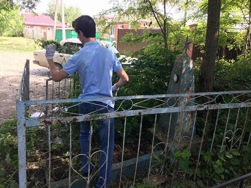 Усть-Лабинские волонтеры привели в порядок могилы солдат, к которым никто не приходит