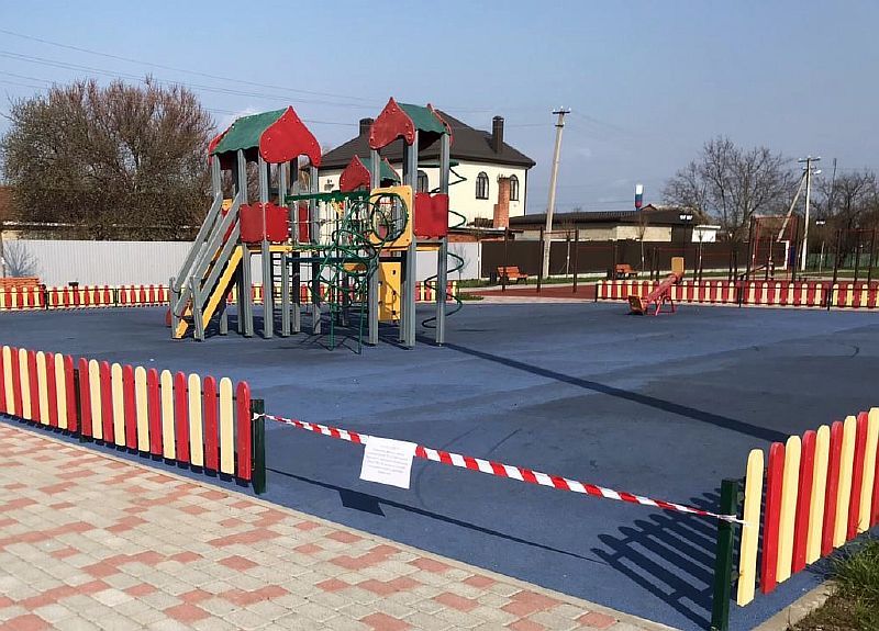 Администрация Усть-Лабинска просит горожан на время отказаться от посещения детских площадок