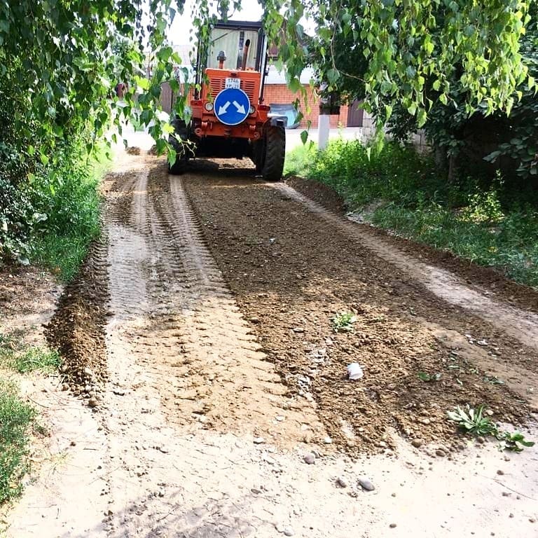 Грейдер продолжает работать на улицах Усть-Лабинска