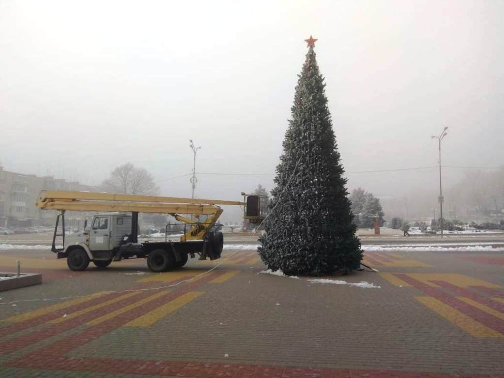В Усть-Лабинске устанавливается главная ёлка города