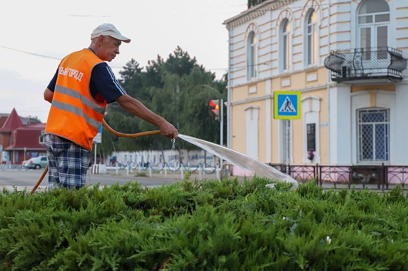 МКУ Чистый город убирает территорию города