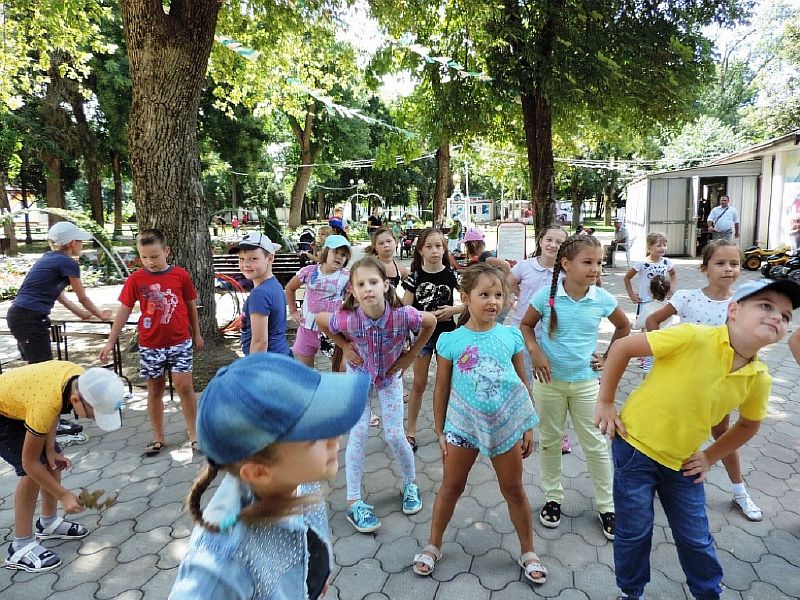 Работники ГДК не дают скучать детям