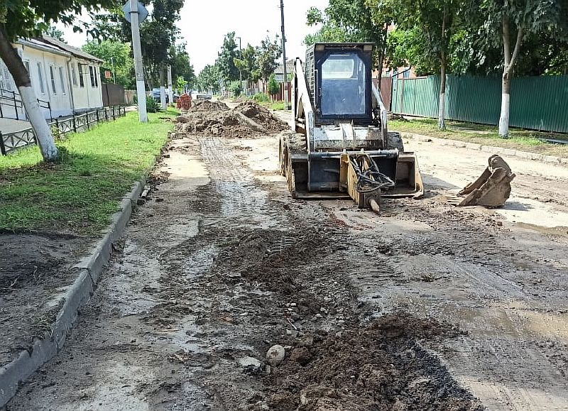 Работы на водопроводе на ул. Октябрьская продолжаются