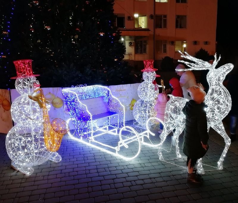 Светящиеся снеговики и олень украсили собой центр Усть-Лабинска