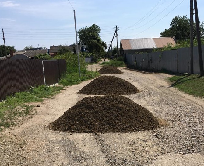 На улицах города продолжает работать грейдер