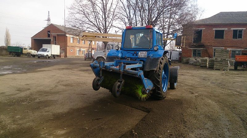 В Усть-Лабинске на дороги выйдет техника по очистке обочин